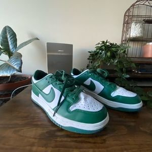 Used green nike dunks, size 7 men’s, 8.5 women’s